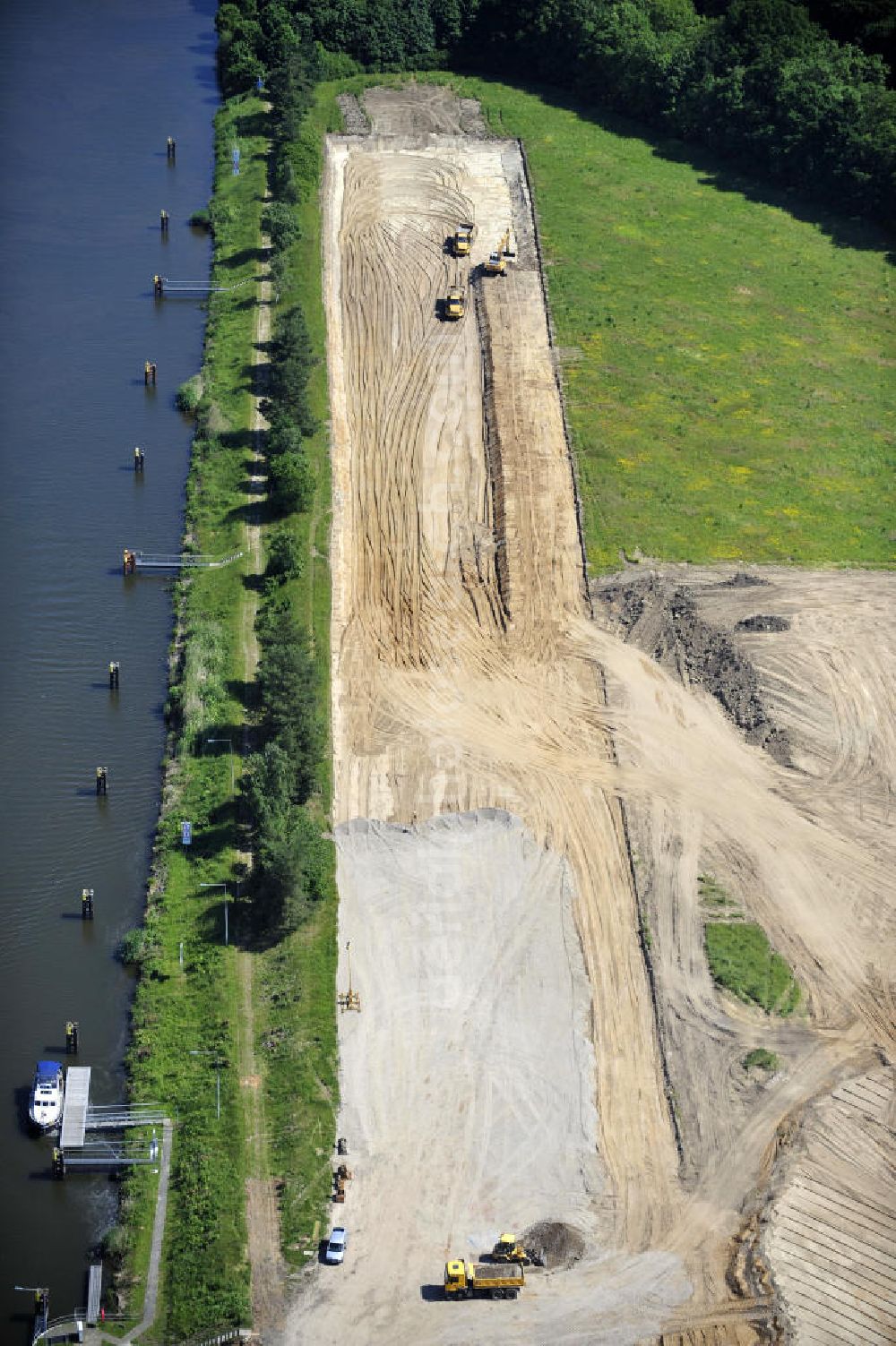 Zerben from above - Blick auf die Schleuse Zerben mit Baustelle am Elbe-Havel-Kanal. Neben der einen Schleuse ist eine 2. Schleuse geplant. Ein Projekt des WSV: Wasserstraßen-Neubauamt Magdeburg, 39106 Magdeburg, Tel. +49(0)391 535-0, email: wna-magdeburg@wsv.bund.de Lock / sluice Zerben at the Elbe-Havel-Canal.