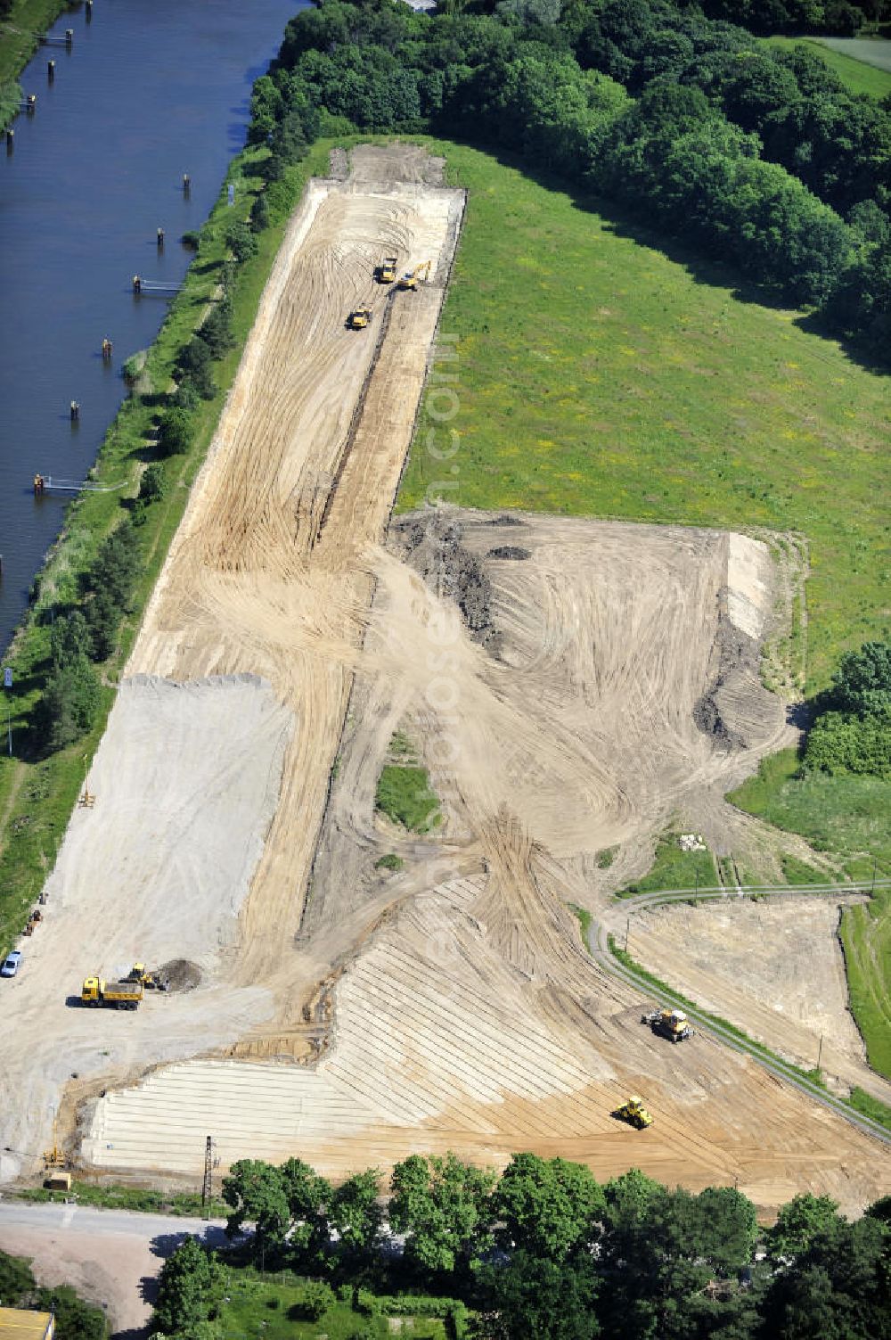 Zerben from the bird's eye view: Blick auf die Schleuse Zerben mit Baustelle am Elbe-Havel-Kanal. Neben der einen Schleuse ist eine 2. Schleuse geplant. Ein Projekt des WSV: Wasserstraßen-Neubauamt Magdeburg, 39106 Magdeburg, Tel. +49(0)391 535-0, email: wna-magdeburg@wsv.bund.de Lock / sluice Zerben at the Elbe-Havel-Canal.