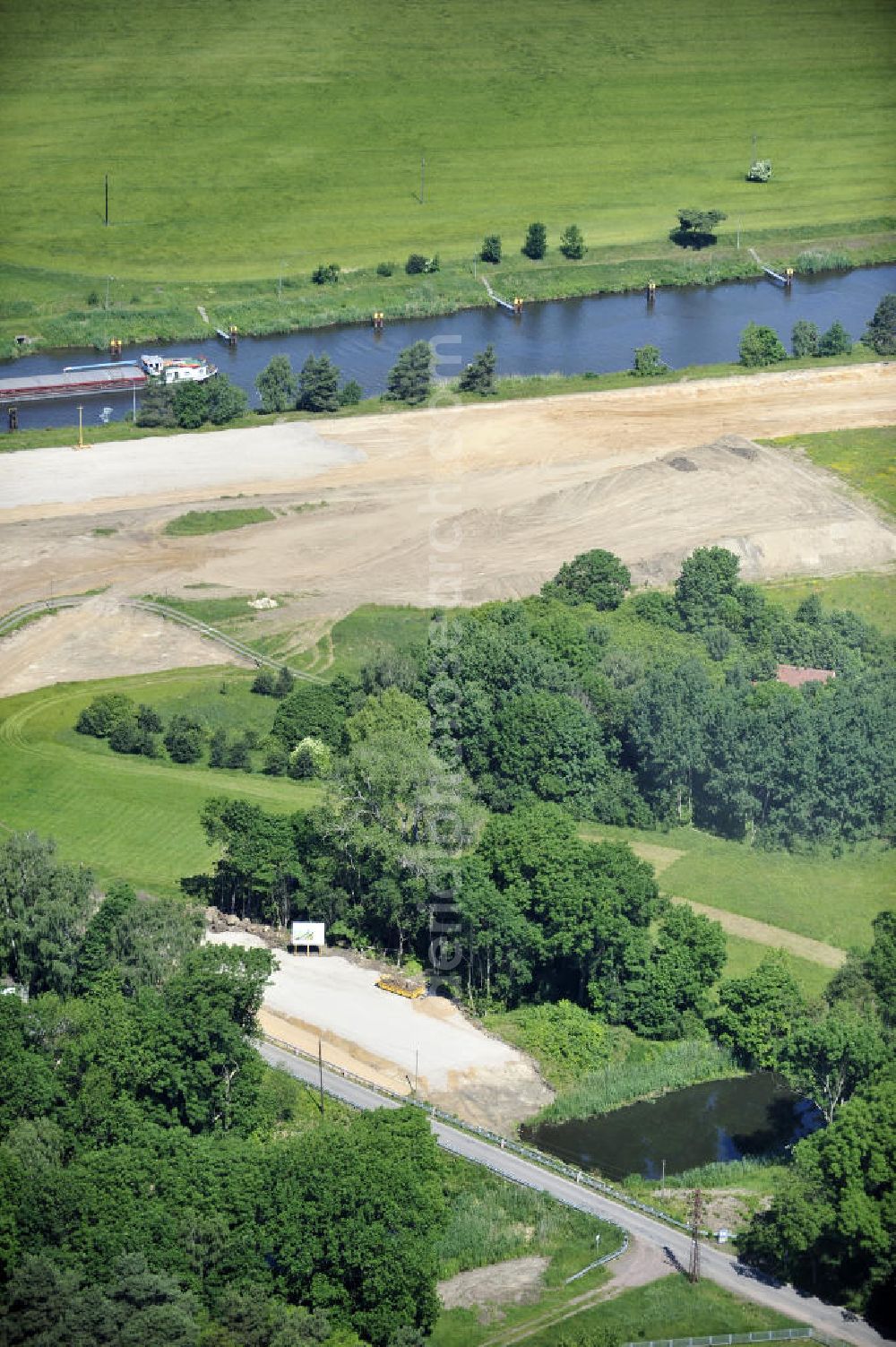 Zerben from above - Blick auf die Schleuse Zerben mit Baustelle am Elbe-Havel-Kanal. Neben der einen Schleuse ist eine 2. Schleuse geplant. Ein Projekt des WSV: Wasserstraßen-Neubauamt Magdeburg, 39106 Magdeburg, Tel. +49(0)391 535-0, email: wna-magdeburg@wsv.bund.de Lock / sluice Zerben at the Elbe-Havel-Canal.