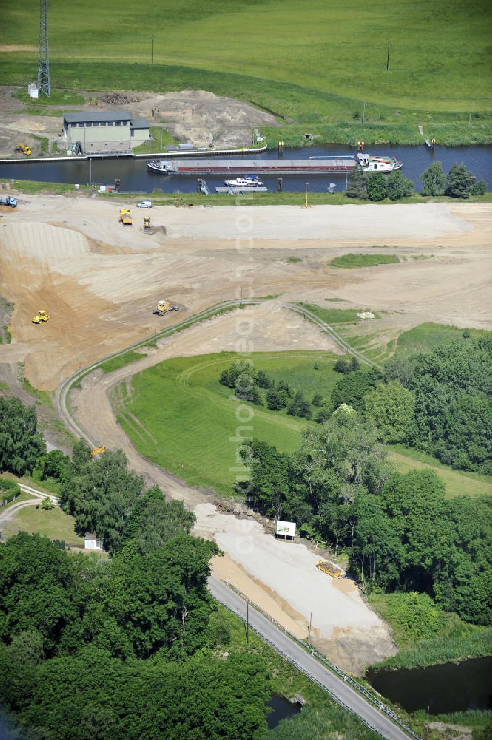 Zerben from the bird's eye view: Blick auf die Schleuse Zerben mit Baustelle am Elbe-Havel-Kanal. Neben der einen Schleuse ist eine 2. Schleuse geplant. Ein Projekt des WSV: Wasserstraßen-Neubauamt Magdeburg, 39106 Magdeburg, Tel. +49(0)391 535-0, email: wna-magdeburg@wsv.bund.de Lock / sluice Zerben at the Elbe-Havel-Canal.