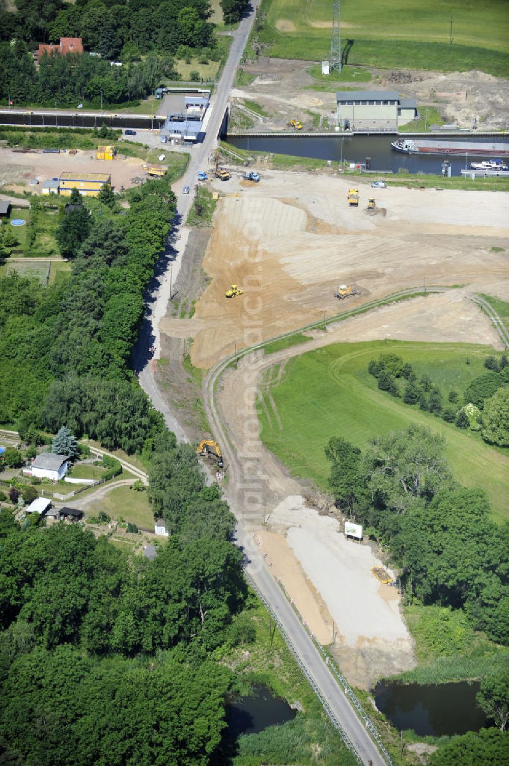 Aerial image Zerben - Blick auf die Schleuse Zerben mit Baustelle am Elbe-Havel-Kanal. Neben der einen Schleuse ist eine 2. Schleuse geplant. Ein Projekt des WSV: Wasserstraßen-Neubauamt Magdeburg, 39106 Magdeburg, Tel. +49(0)391 535-0, email: wna-magdeburg@wsv.bund.de Lock / sluice Zerben at the Elbe-Havel-Canal.