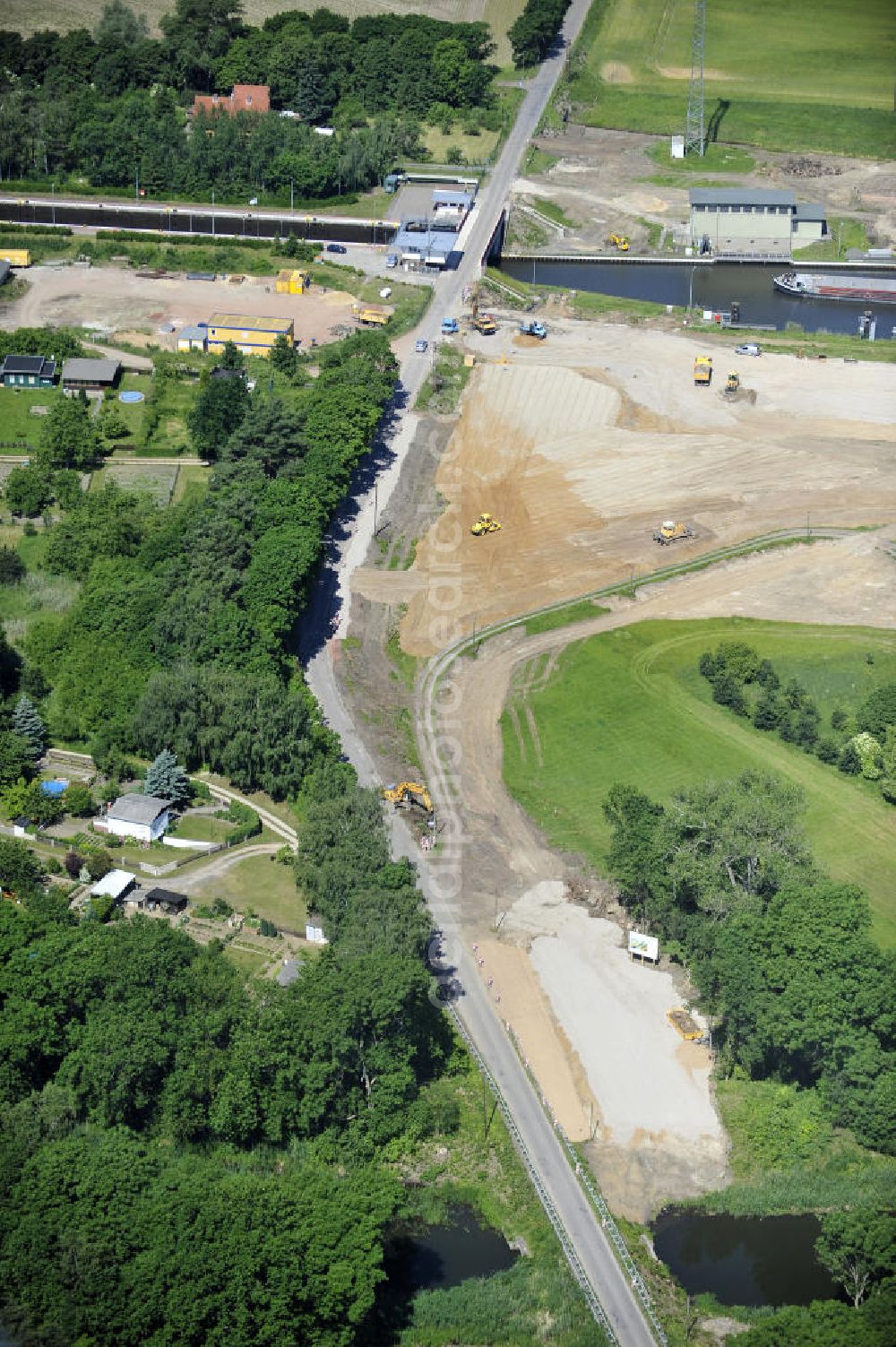 Aerial photograph Zerben - Blick auf die Schleuse Zerben mit Baustelle am Elbe-Havel-Kanal. Neben der einen Schleuse ist eine 2. Schleuse geplant. Ein Projekt des WSV: Wasserstraßen-Neubauamt Magdeburg, 39106 Magdeburg, Tel. +49(0)391 535-0, email: wna-magdeburg@wsv.bund.de Lock / sluice Zerben at the Elbe-Havel-Canal.