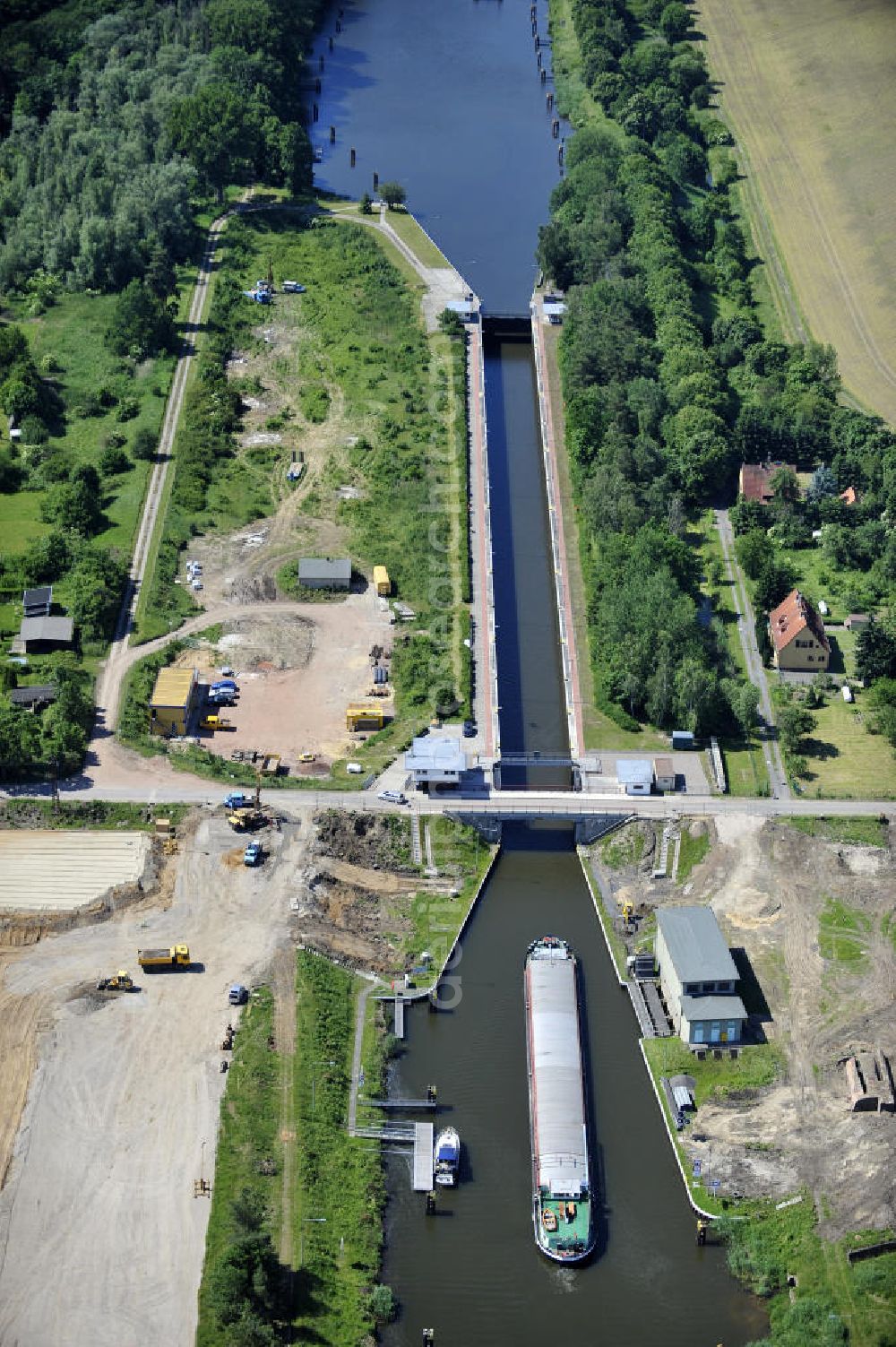 Zerben from above - Blick auf die Schleuse Zerben mit Baustelle am Elbe-Havel-Kanal. Neben der einen Schleuse ist eine 2. Schleuse geplant. Ein Projekt des WSV: Wasserstraßen-Neubauamt Magdeburg, 39106 Magdeburg, Tel. +49(0)391 535-0, email: wna-magdeburg@wsv.bund.de Lock / sluice Zerben at the Elbe-Havel-Canal.