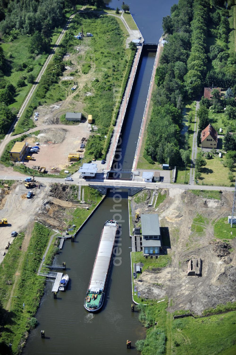 Zerben from the bird's eye view: Blick auf die Schleuse Zerben mit Baustelle am Elbe-Havel-Kanal. Neben der einen Schleuse ist eine 2. Schleuse geplant. Ein Projekt des WSV: Wasserstraßen-Neubauamt Magdeburg, 39106 Magdeburg, Tel. +49(0)391 535-0, email: wna-magdeburg@wsv.bund.de Lock / sluice Zerben at the Elbe-Havel-Canal.