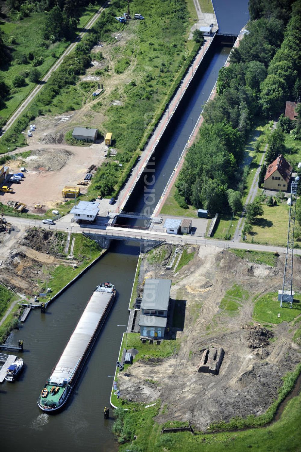 Aerial image Zerben - Blick auf die Schleuse Zerben mit Baustelle am Elbe-Havel-Kanal. Neben der einen Schleuse ist eine 2. Schleuse geplant. Ein Projekt des WSV: Wasserstraßen-Neubauamt Magdeburg, 39106 Magdeburg, Tel. +49(0)391 535-0, email: wna-magdeburg@wsv.bund.de Lock / sluice Zerben at the Elbe-Havel-Canal.