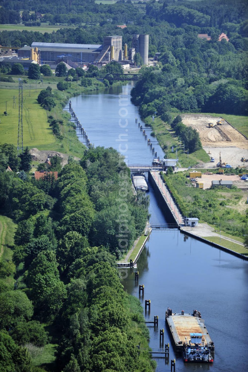 Aerial photograph Zerben - Blick auf die Schleuse Zerben mit Baustelle am Elbe-Havel-Kanal. Neben der einen Schleuse ist eine 2. Schleuse geplant. Ein Projekt des WSV: Wasserstraßen-Neubauamt Magdeburg, 39106 Magdeburg, Tel. +49(0)391 535-0, email: wna-magdeburg@wsv.bund.de Lock / sluice Zerben at the Elbe-Havel-Canal.