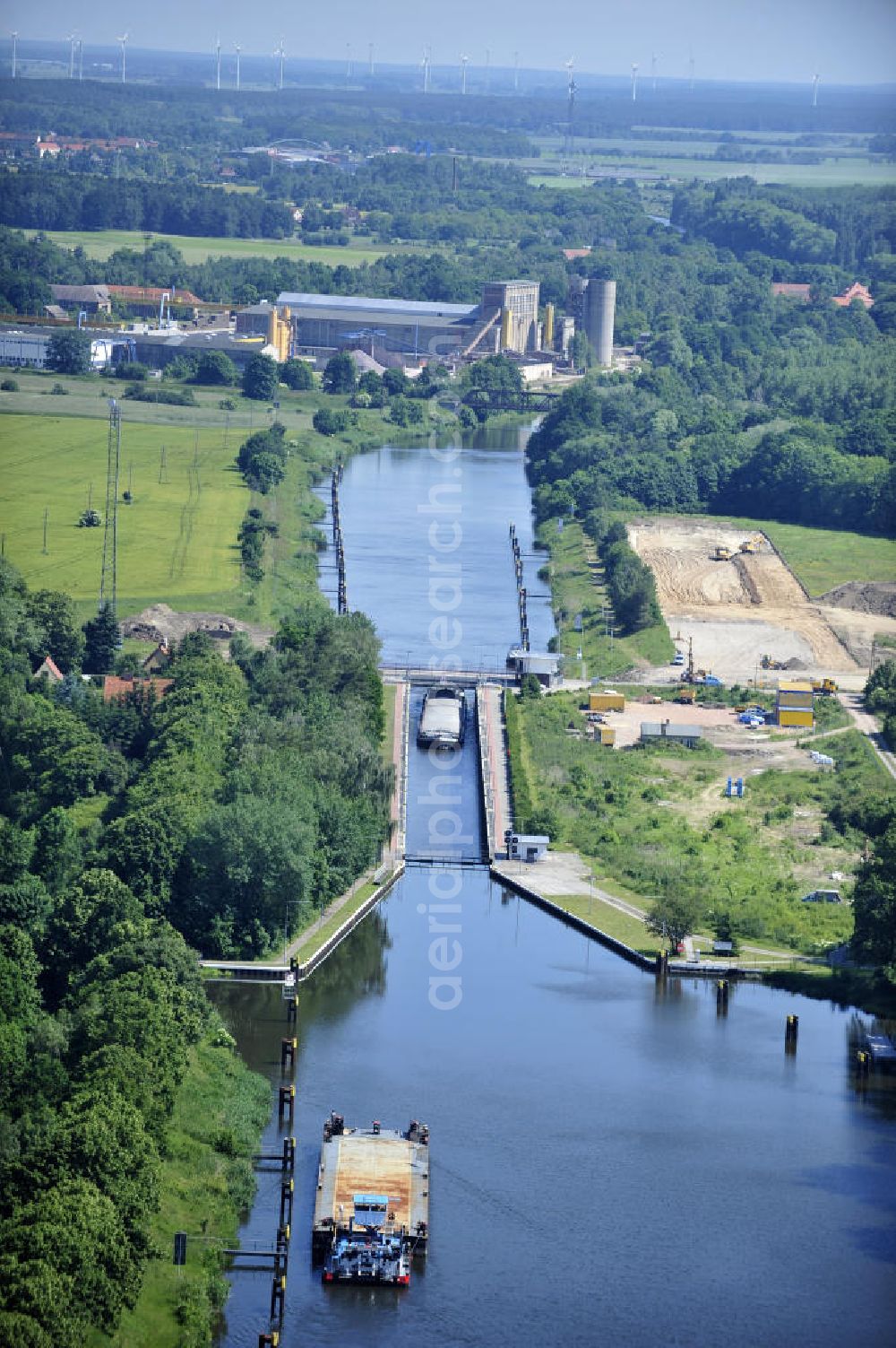 Zerben from above - Blick auf die Schleuse Zerben mit Baustelle am Elbe-Havel-Kanal. Neben der einen Schleuse ist eine 2. Schleuse geplant. Ein Projekt des WSV: Wasserstraßen-Neubauamt Magdeburg, 39106 Magdeburg, Tel. +49(0)391 535-0, email: wna-magdeburg@wsv.bund.de Lock / sluice Zerben at the Elbe-Havel-Canal.