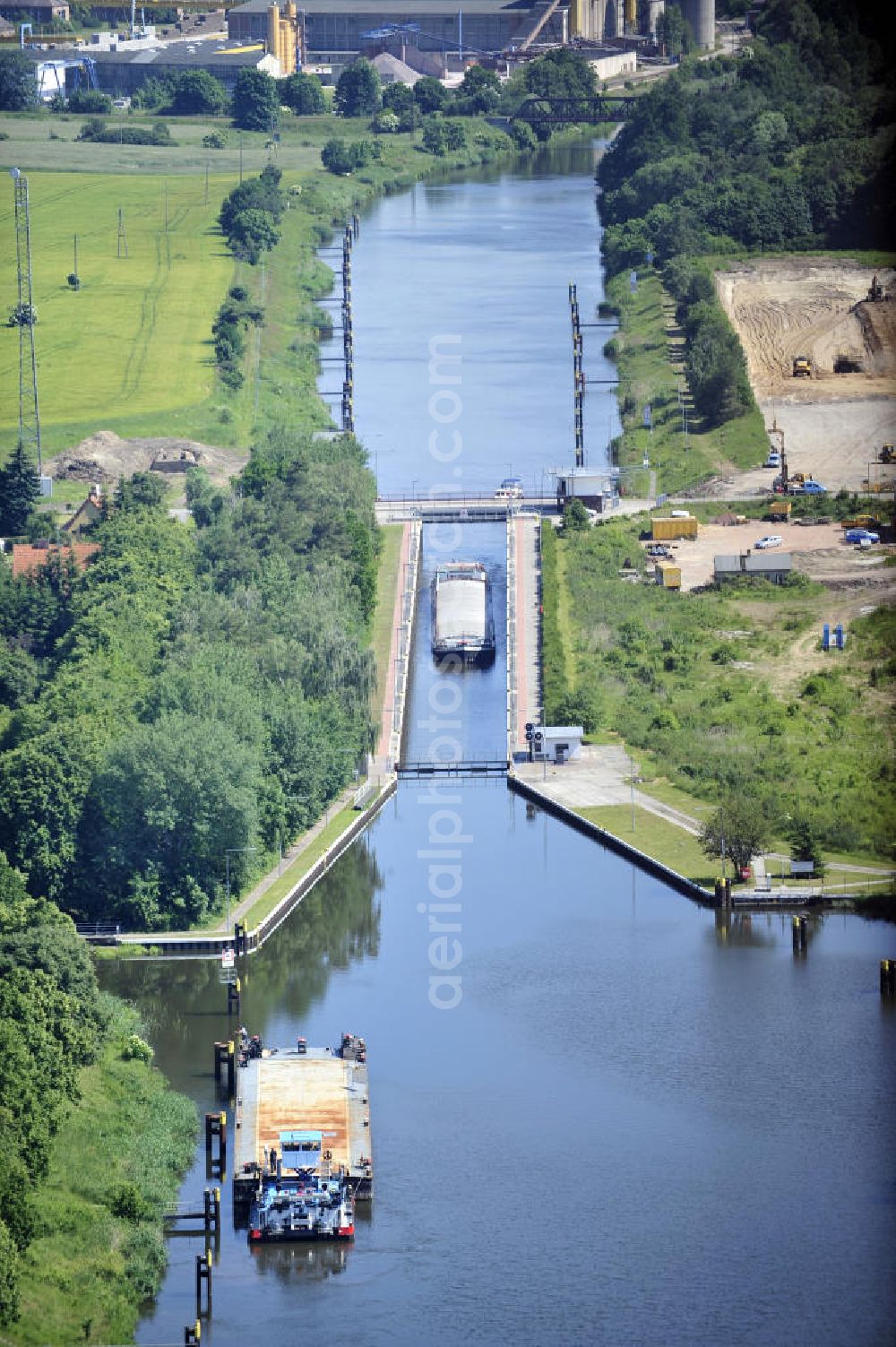 Zerben from the bird's eye view: Blick auf die Schleuse Zerben mit Baustelle am Elbe-Havel-Kanal. Neben der einen Schleuse ist eine 2. Schleuse geplant. Ein Projekt des WSV: Wasserstraßen-Neubauamt Magdeburg, 39106 Magdeburg, Tel. +49(0)391 535-0, email: wna-magdeburg@wsv.bund.de Lock / sluice Zerben at the Elbe-Havel-Canal.