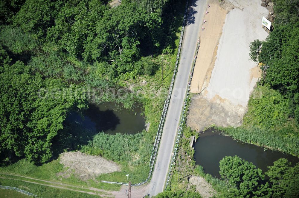 Zerben from above - Blick auf die Straßenbrücke über den Zerbener Altarm. Die Brücke wurde 1937 erbaut überführt den Altarm in Höhe km 345,640 des Elbe-Havel-Kanal. Ein Projekt des WSV: Wasserstraßen-Neubauamt Magdeburg, 39106 Magdeburg, Tel. +49(0)391 535-0, email: wna-magdeburg@wsv.bund.de Brigde in Zerben over the Zerbener oxbow lake from the Elbe-Havel-Canal.