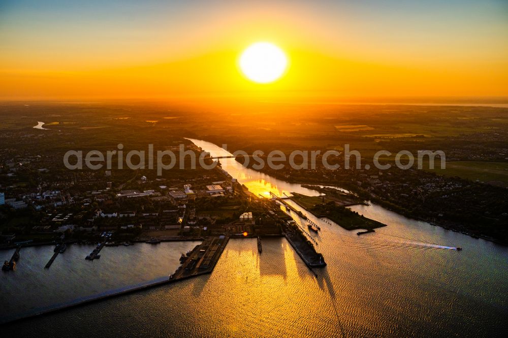 Aerial photograph Kiel - Lock systems on the bank of Kiel-Holtenau lock island in the morning light with sun rays on the Kiel Canal in Kiel in the state of Schleswig-Holstein