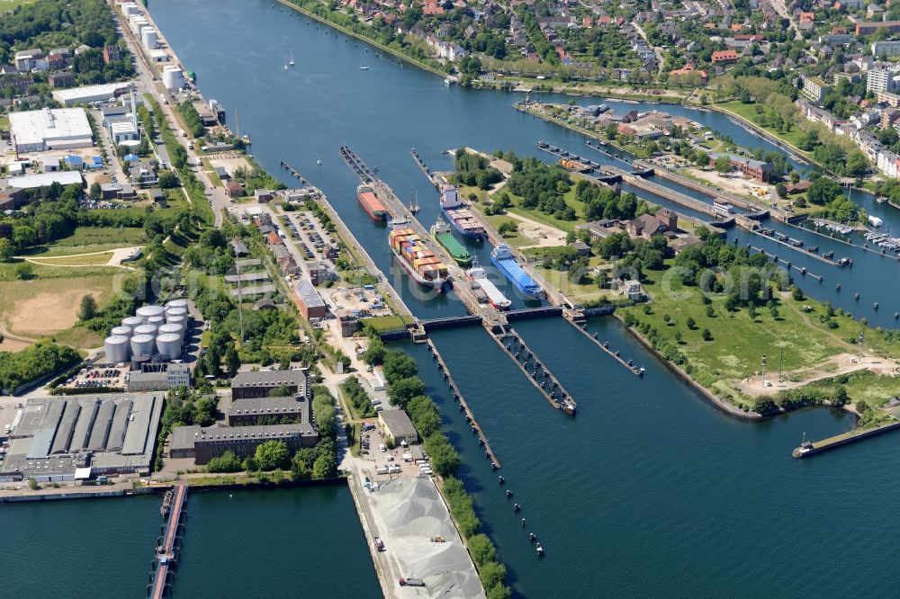 Kiel from above - Locks - plants on the banks of the waterway Nord-Ostsee-Kanal in Kiel in the state Schleswig-Holstein