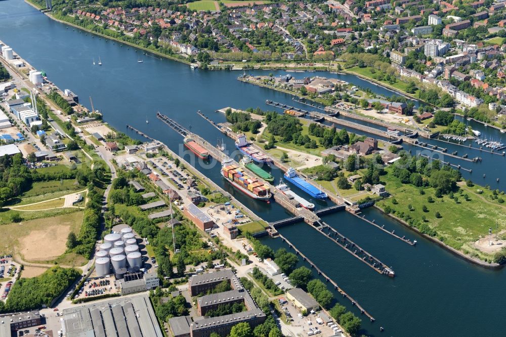 Kiel from the bird's eye view: Locks - plants on the banks of the waterway Nord-Ostsee-Kanal in Kiel in the state Schleswig-Holstein