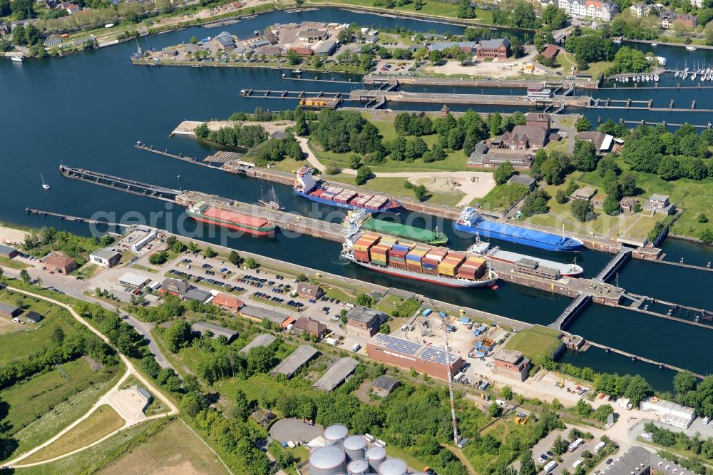 Aerial photograph Kiel - Locks - plants on the banks of the waterway Nord-Ostsee-Kanal in Kiel in the state Schleswig-Holstein