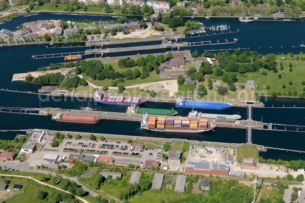 Kiel from the bird's eye view: Locks - plants on the banks of the waterway Nord-Ostsee-Kanal in Kiel in the state Schleswig-Holstein