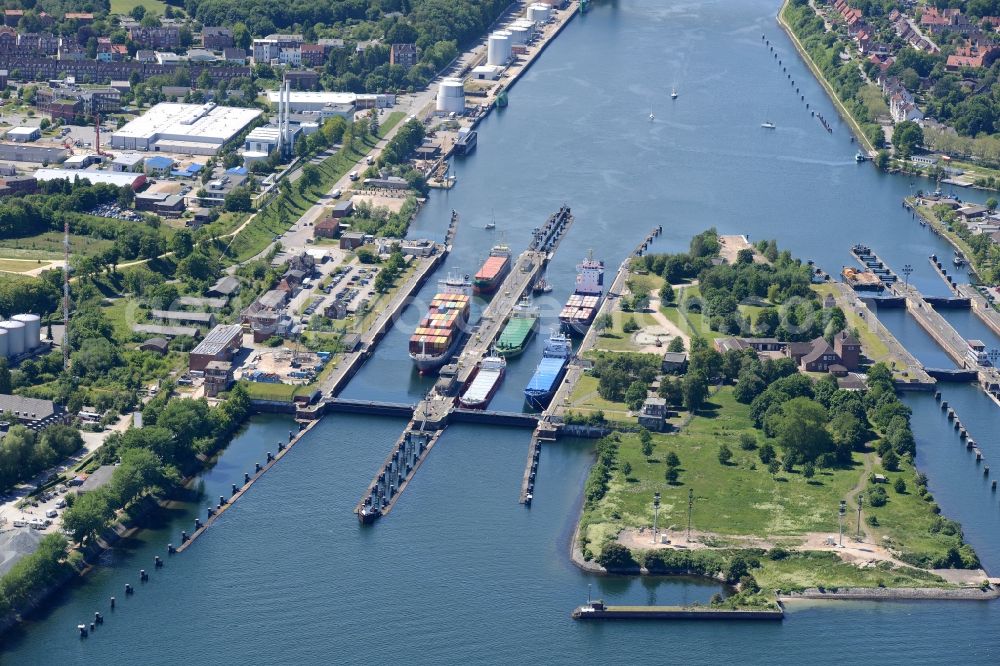 Aerial image Kiel - Locks - plants on the banks of the waterway Nord-Ostsee-Kanal in Kiel in the state Schleswig-Holstein