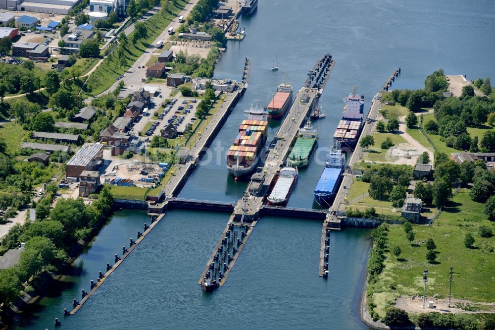 Aerial photograph Kiel - Locks - plants on the banks of the waterway Nord-Ostsee-Kanal in Kiel in the state Schleswig-Holstein