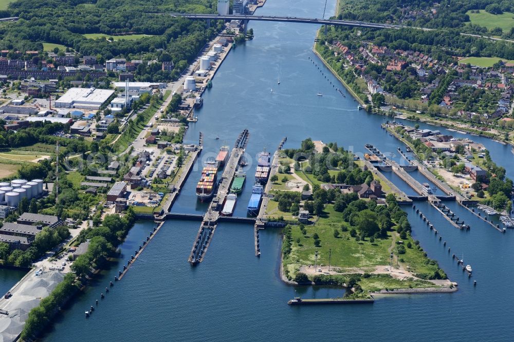 Kiel from above - Locks - plants on the banks of the waterway Nord-Ostsee-Kanal in Kiel in the state Schleswig-Holstein