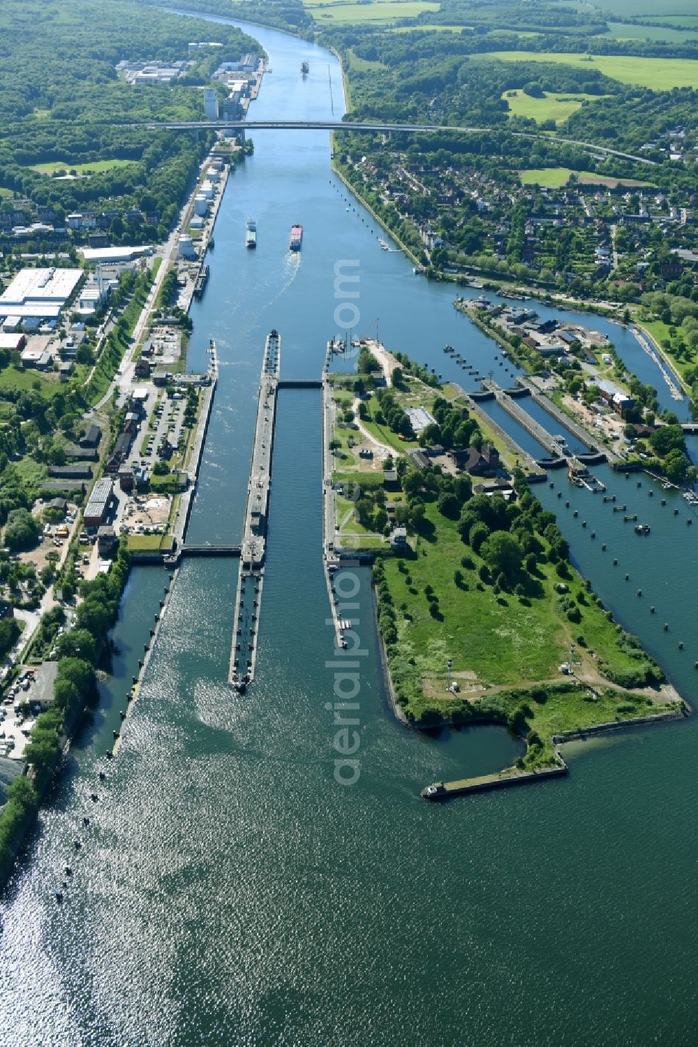 Aerial image Kiel - Locks - plants on the banks of the waterway Nord-Ostsee-Kanal in Kiel in the state Schleswig-Holstein