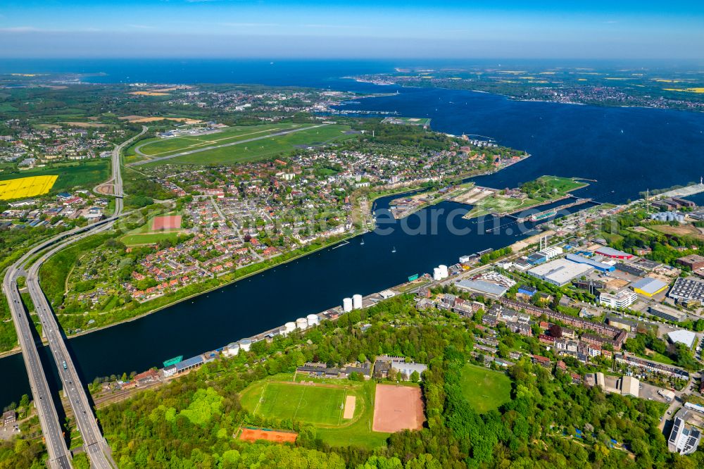 Kiel from above - Locks - plants on the banks of the waterway Nord-Ostsee-Kanal in Kiel in the state Schleswig-Holstein