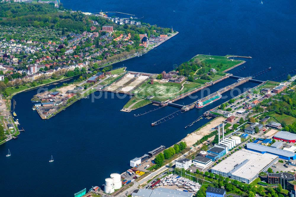 Kiel from the bird's eye view: Locks - plants on the banks of the waterway Nord-Ostsee-Kanal in Kiel in the state Schleswig-Holstein