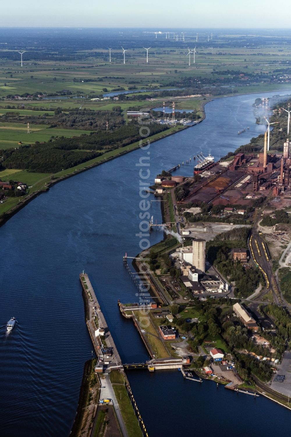 Aerial photograph Bremen - Locks - plants on the banks of the waterway of the of the Weser river in Bremen, Germany