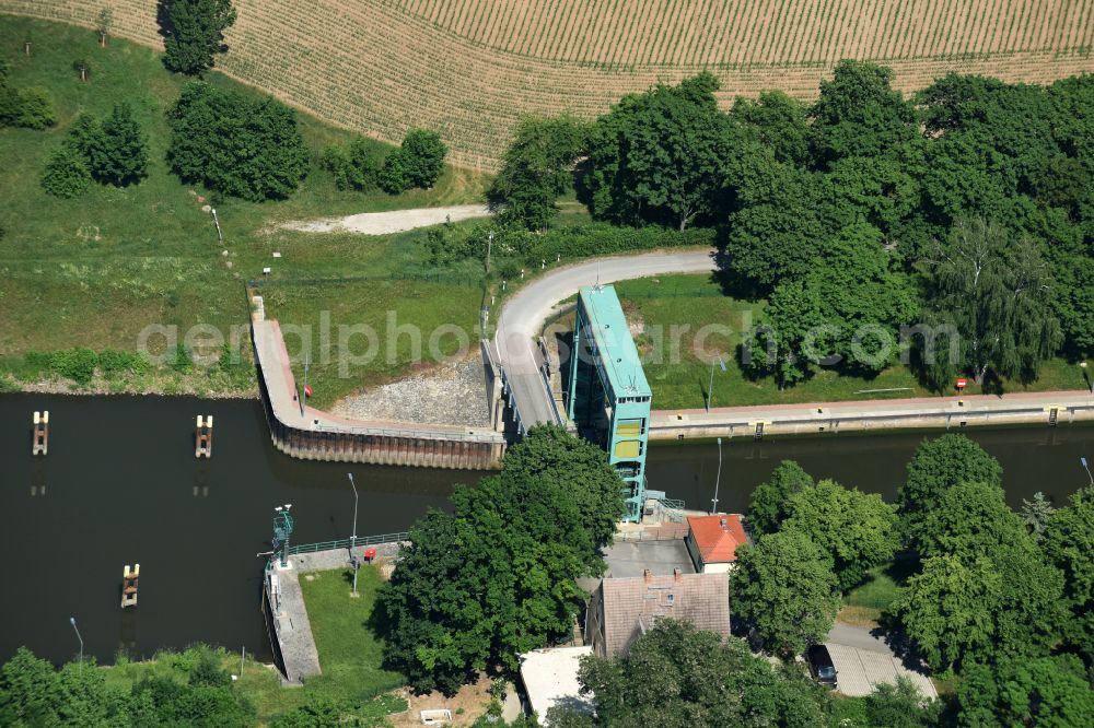 Aerial image Könnern - Locks - plants Schleuse Alsleben on the banks of the waterway of the of the river Saale on street Pregelmuehle in Koennern in the state Saxony-Anhalt, Germany