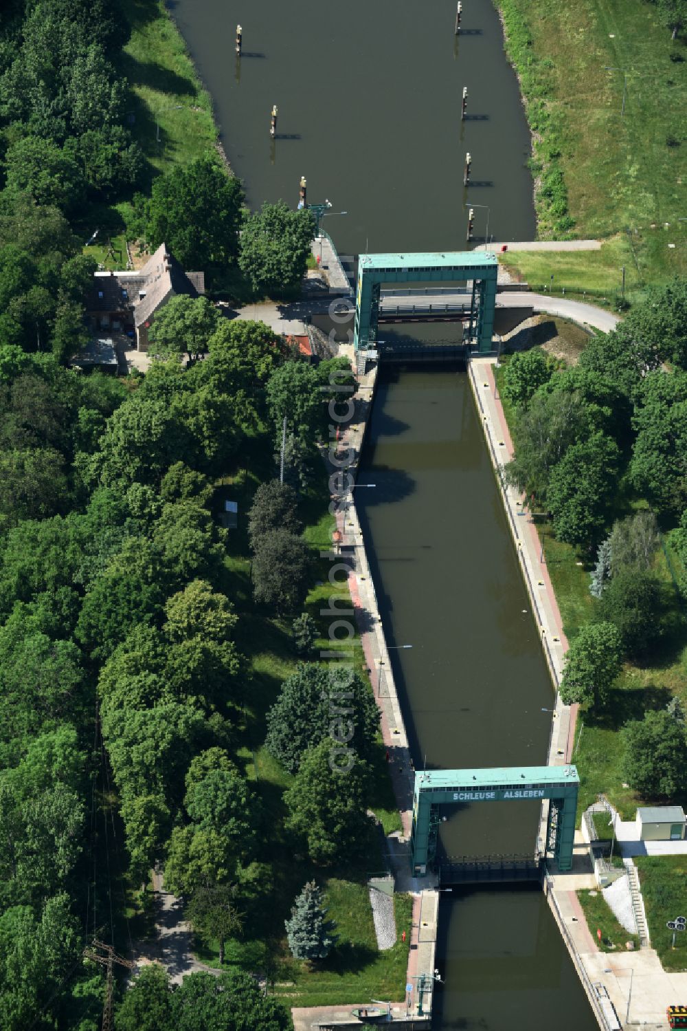 Könnern from above - Locks - plants Schleuse Alsleben on the banks of the waterway of the of the river Saale on street Pregelmuehle in Koennern in the state Saxony-Anhalt, Germany