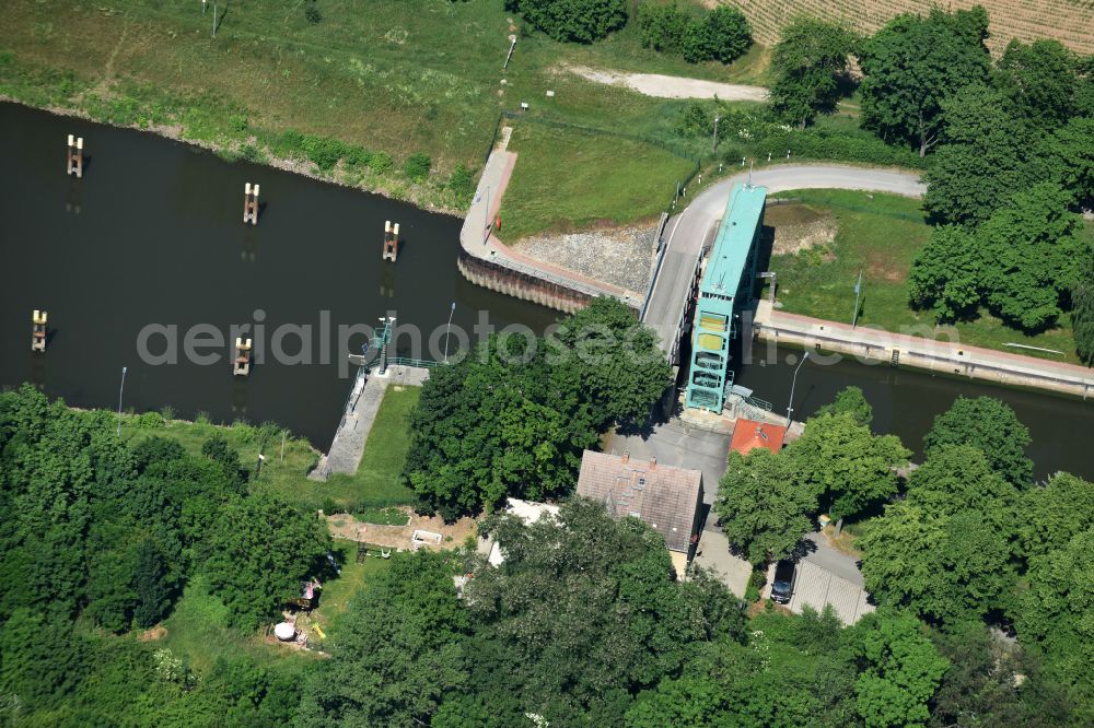 Aerial photograph Könnern - Locks - plants Schleuse Alsleben on the banks of the waterway of the of the river Saale on street Pregelmuehle in Koennern in the state Saxony-Anhalt, Germany