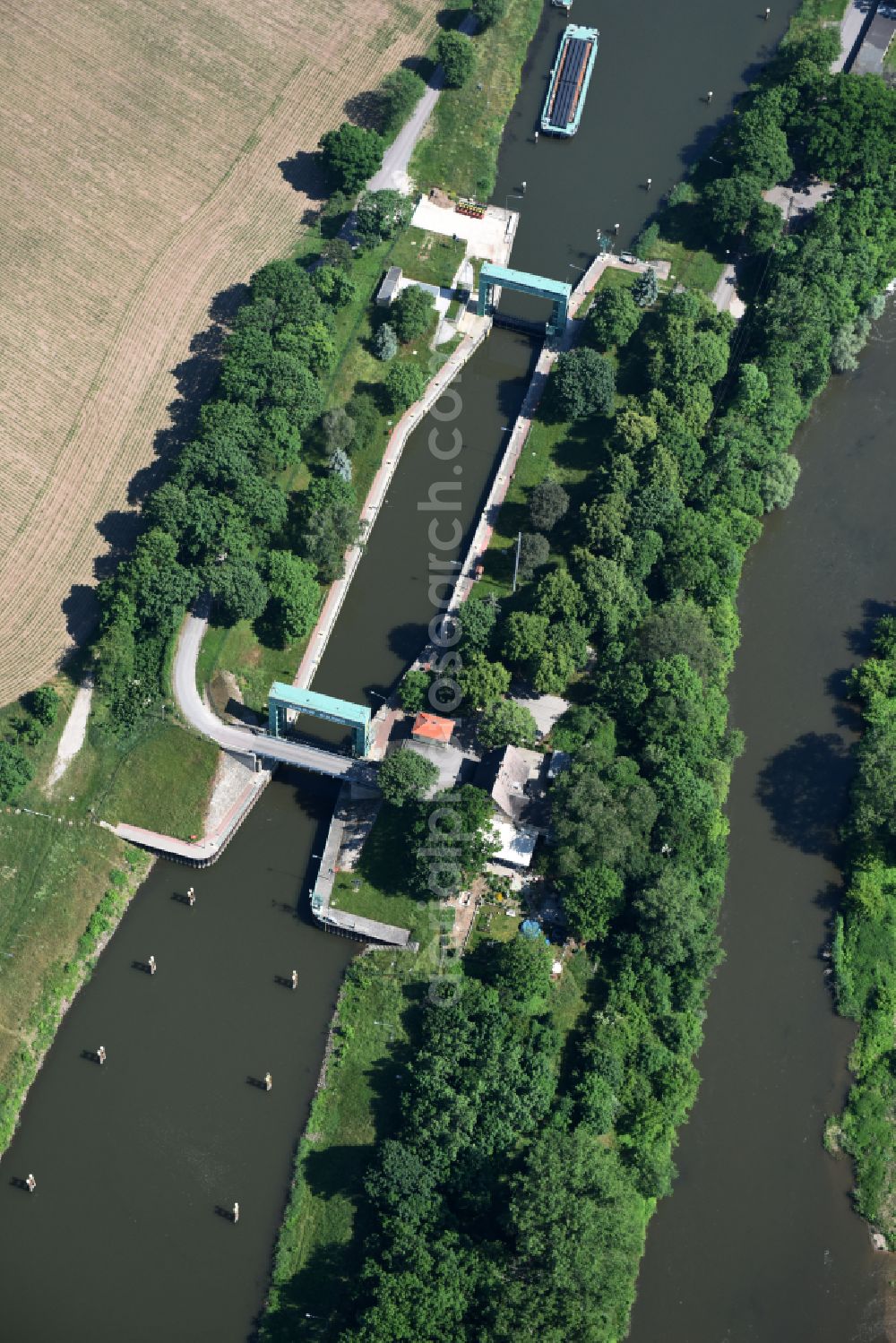 Aerial photograph Könnern - Locks - plants Schleuse Alsleben on the banks of the waterway of the of the river Saale on street Pregelmuehle in Koennern in the state Saxony-Anhalt, Germany