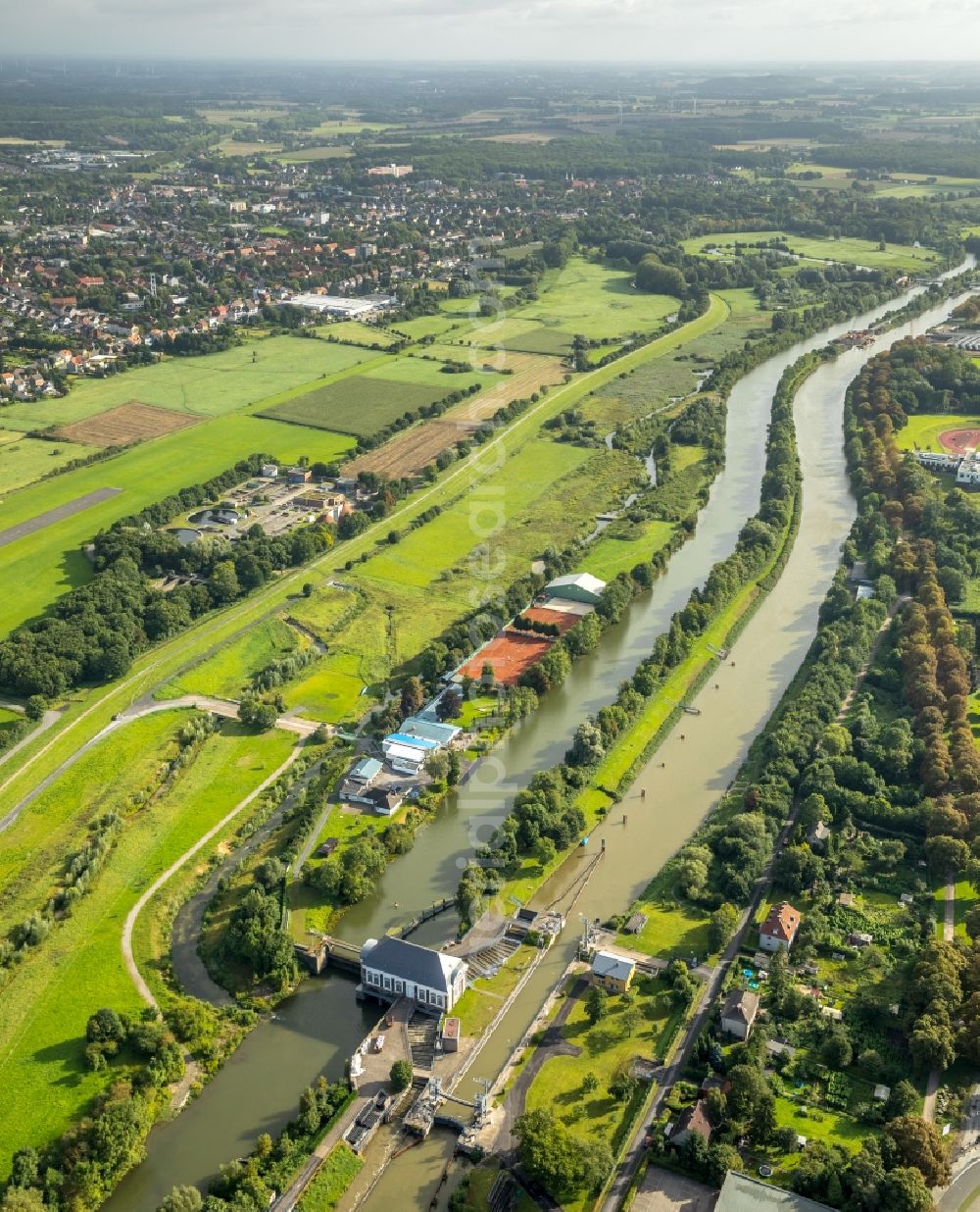 Hamm from the bird's eye view: Watergate and lock facilities of Schleuse Hamm on the riverbank of Datteln-Hamm-Kanal and Lippe in the North of Hamm in the state of North Rhine-Westphalia