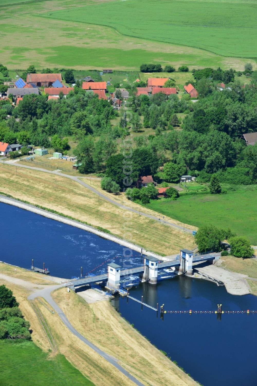 Aerial photograph Gnevsdorf - Locks - plants on the banks of the waterway Gnevsdorfer Vorfluter in Gnevsdorf in the state Brandenburg