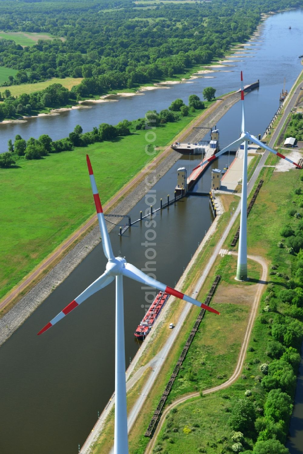 Magdeburg from the bird's eye view: Locks - plants on the banks of the waterway of the Abstiegskanal Rothensee in Magdeburg in the state Saxony-Anhalt