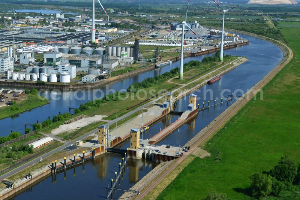 Magdeburg from the bird's eye view: Locks - plants on the banks of the waterway of the Abstiegskanal Rothensee in Magdeburg in the state Saxony-Anhalt