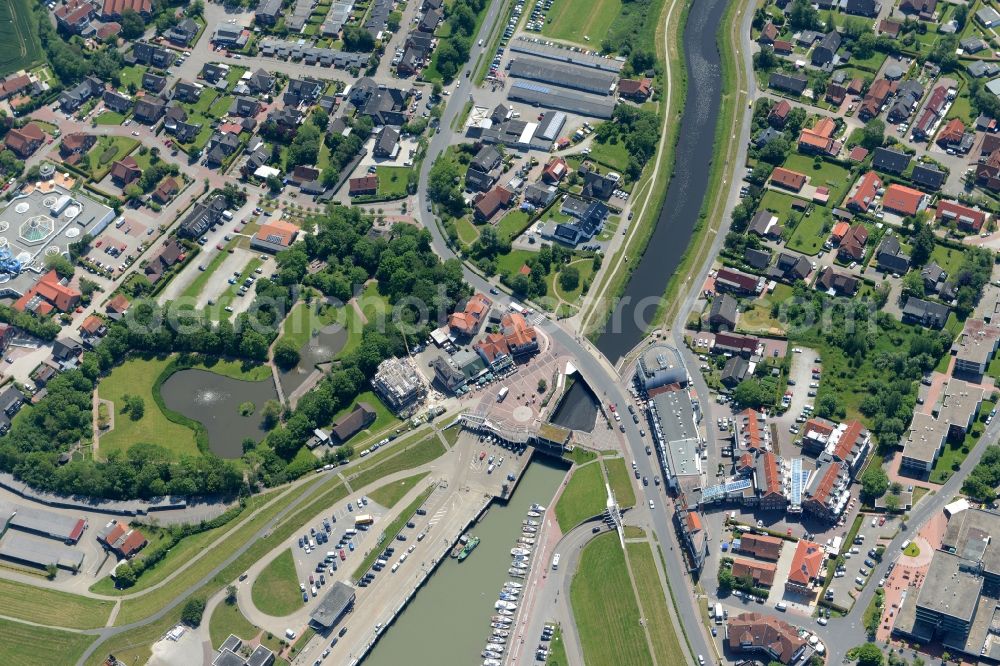 Esens from the bird's eye view: Locks - plants on the banks of the waterway of the Benser Tief chanel in Esens in the state Lower Saxony