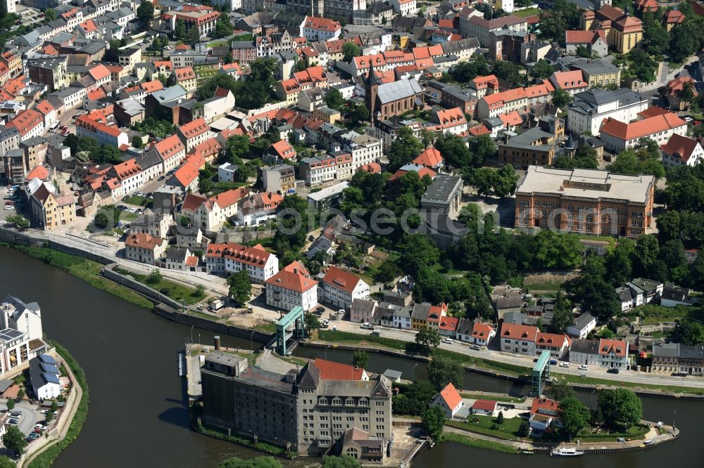 Aerial image Bernburg (Saale) - Locks - plants on the banks of the waterway of the Bernburg and city center in Bernburg (Saale) in the state Saxony-Anhalt