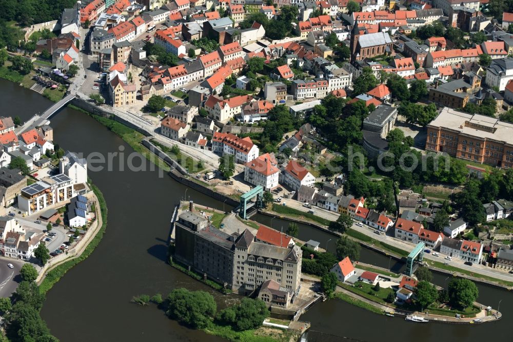 Aerial photograph Bernburg (Saale) - Locks - plants on the banks of the waterway of the Bernburg and city center in Bernburg (Saale) in the state Saxony-Anhalt