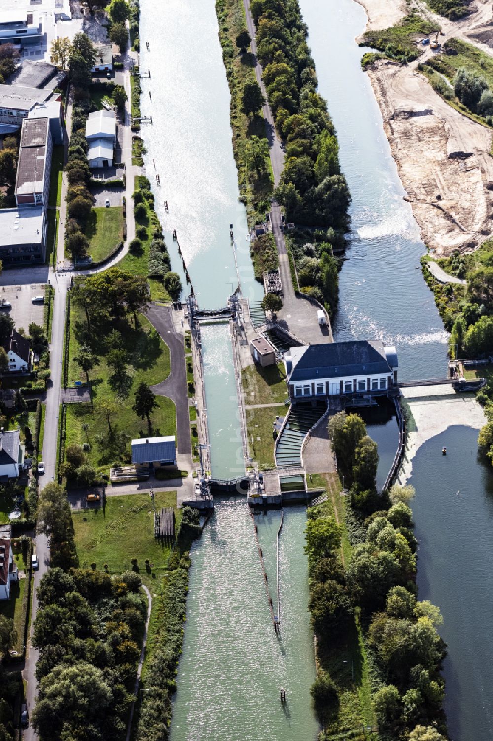 Hamm from the bird's eye view: Locks - plants on the banks of the waterway of the Datteln-Hamm-Kanal in Hamm at Ruhrgebiet in the state North Rhine-Westphalia, Germany