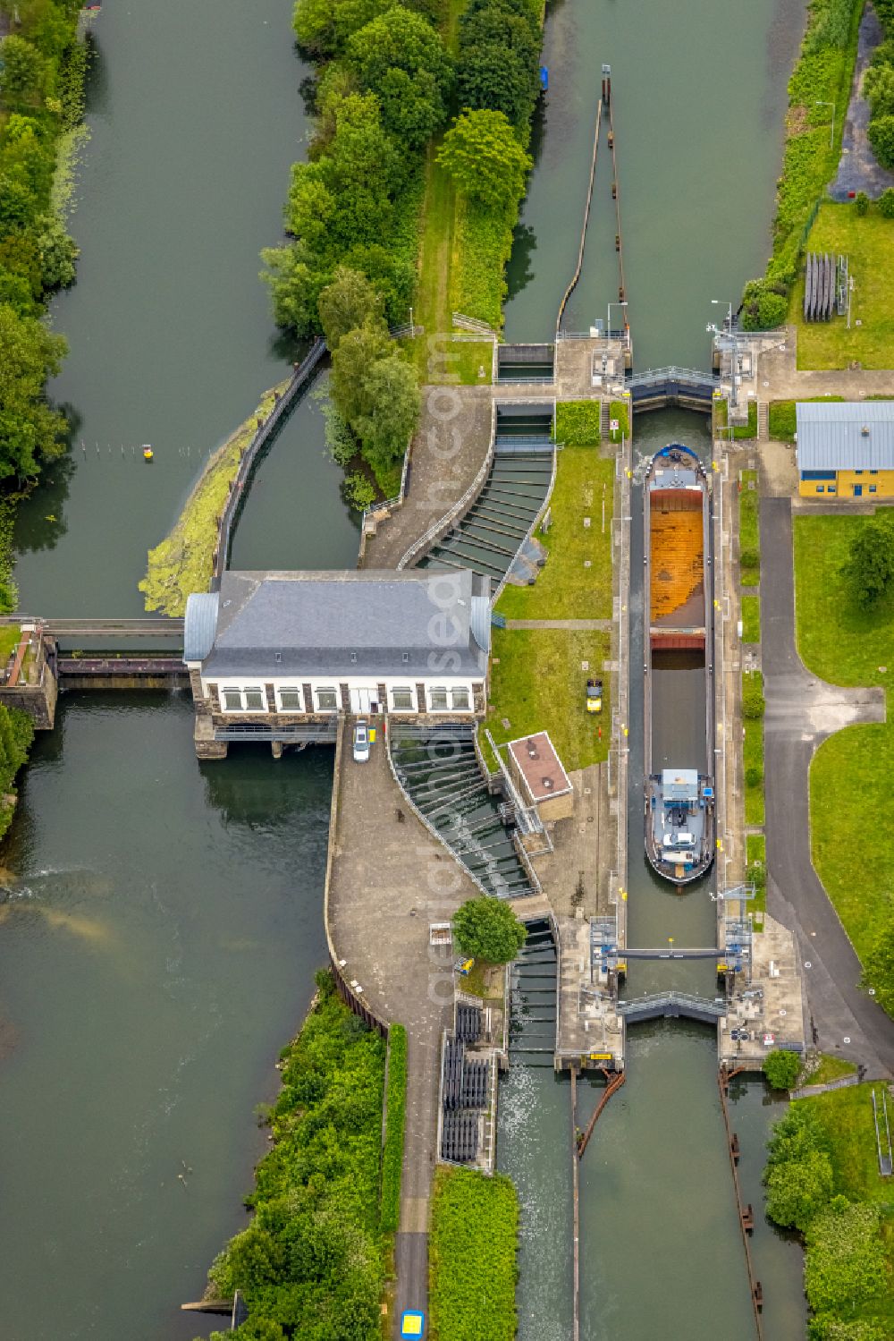 Aerial photograph Hamm - Locks - plants on the banks of the waterway of the Datteln-Hamm-Kanal in Hamm at Ruhrgebiet in the state North Rhine-Westphalia, Germany