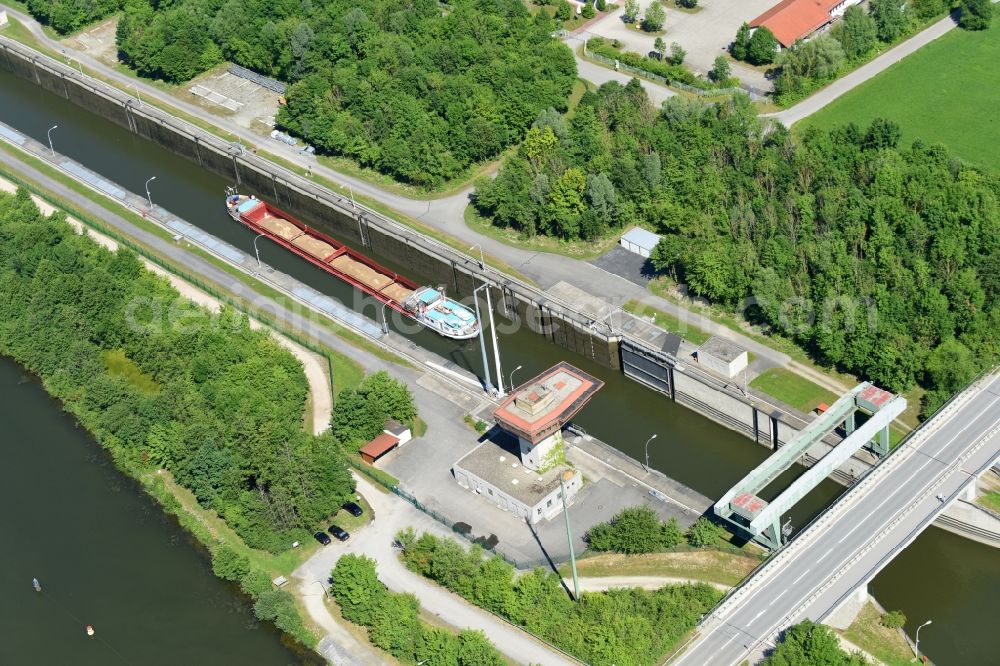 Aerial photograph Straubing - Locks - plants on the banks of the waterway of the Danube in the district Kagers in Straubing in the state Bavaria, Germany