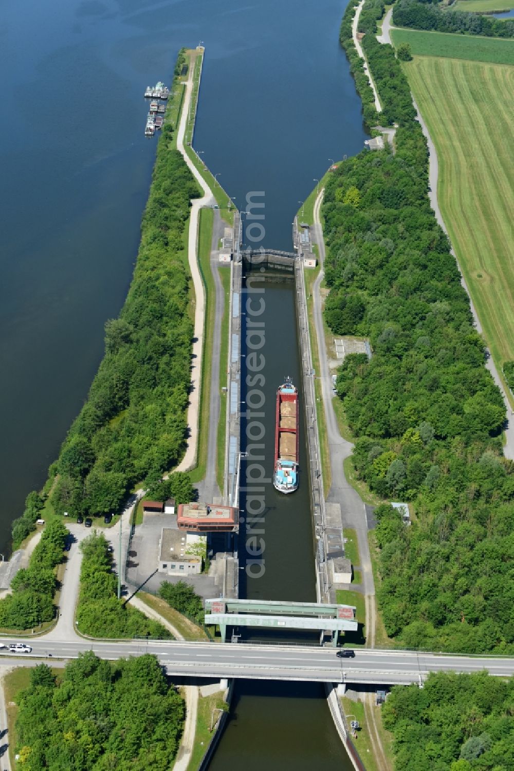 Straubing from the bird's eye view: Locks - plants on the banks of the waterway of the Danube in the district Kagers in Straubing in the state Bavaria, Germany