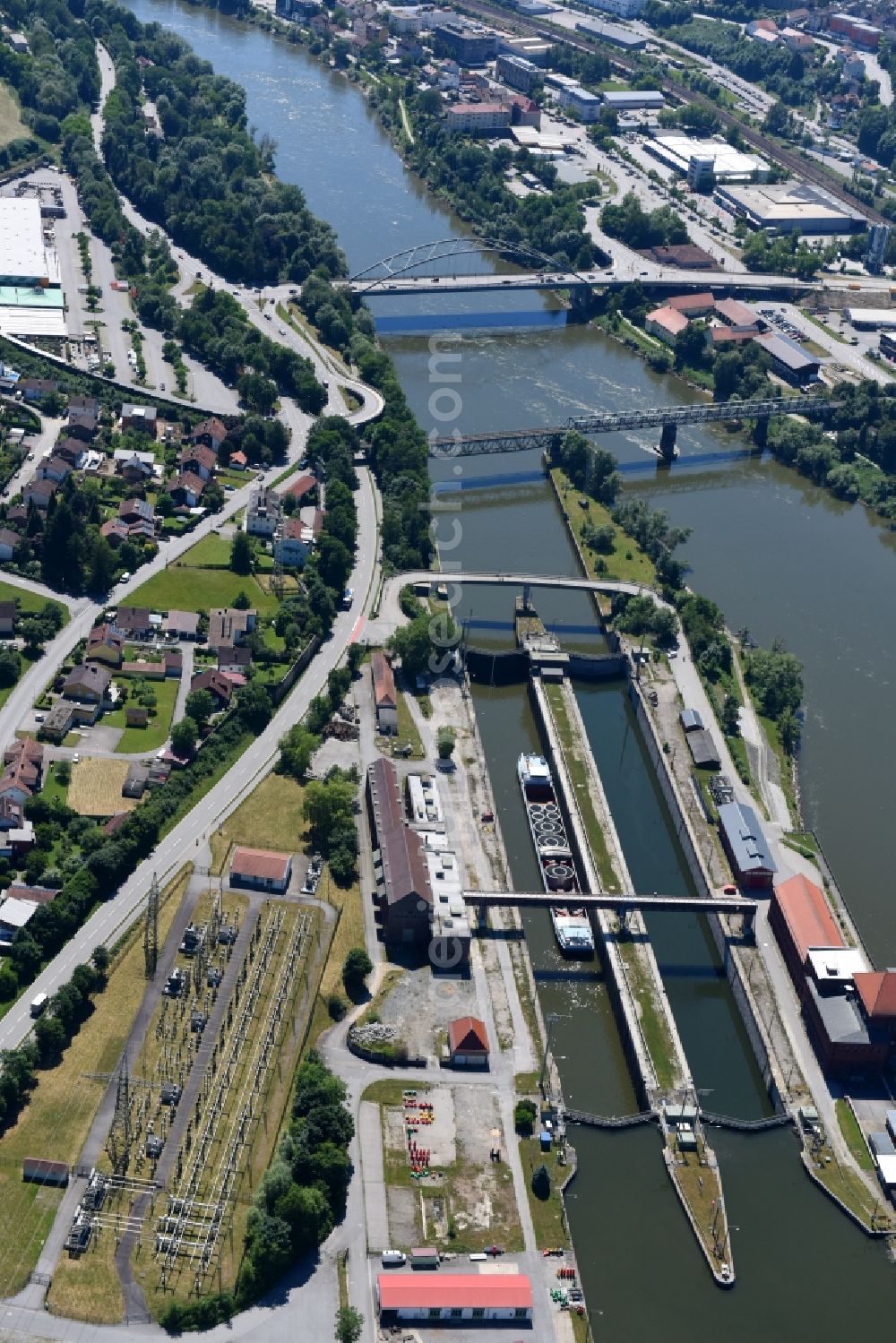 Passau from the bird's eye view: Locks - plants on the banks of the waterway of the Danube in the district Maierhof in Passau in the state Bavaria, Germany