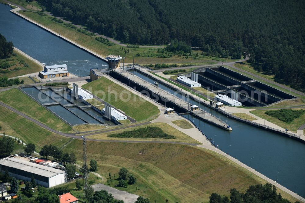 Hohenwarthe from above - Locks - plants on the banks of the waterway of the Doppelsparschleuse Hohenwarthe in Hohenwarthe in the state Saxony-Anhalt