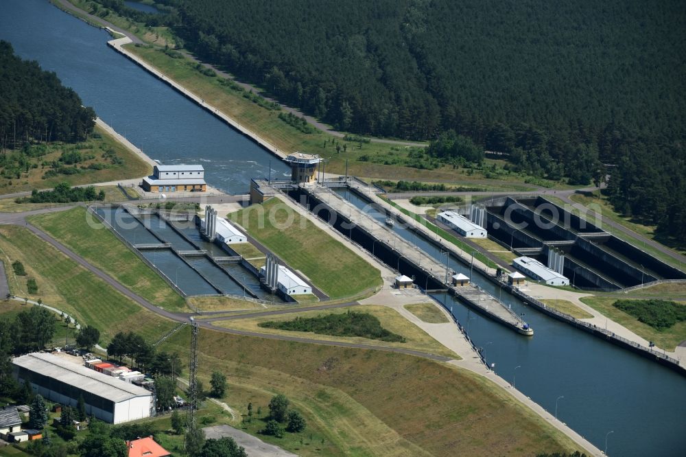 Hohenwarthe from the bird's eye view: Locks - plants on the banks of the waterway of the Doppelsparschleuse Hohenwarthe in Hohenwarthe in the state Saxony-Anhalt