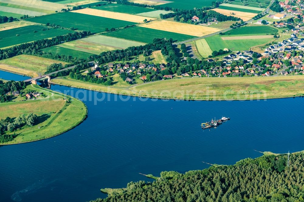 Artlenburg from the bird's eye view: Lock systems on the banks of the Elbe waterway and the Elbe-Seiten Canal in Artlenburg in the state Lower Saxony, Germany