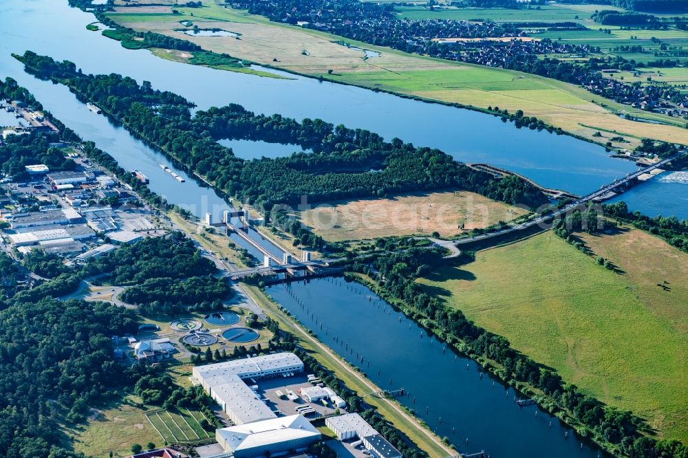 Aerial photograph Geesthacht - Locks - plants on the banks of the waterway of the Elbe in Geesthacht in the state Schleswig-Holstein, Germany