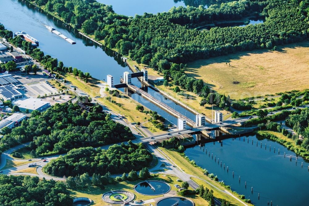 Aerial photograph Geesthacht - Lock systems on the banks of the Elbe waterway in Geesthacht in the state Schleswig-Holstein, Germany