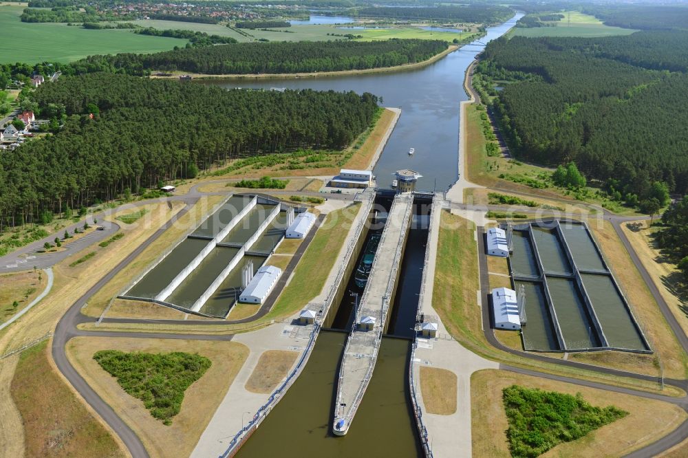 Hohenwarthe from the bird's eye view: Locks - plants on the banks of the waterway of the Elbe-Havel-Kanales in Hohenwarthe in the state Saxony-Anhalt