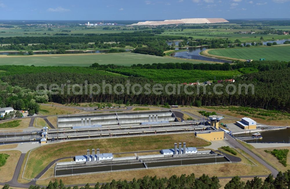 Aerial photograph Hohenwarthe - Locks - plants on the banks of the waterway of the Elbe-Havel-Kanales in Hohenwarthe in the state Saxony-Anhalt