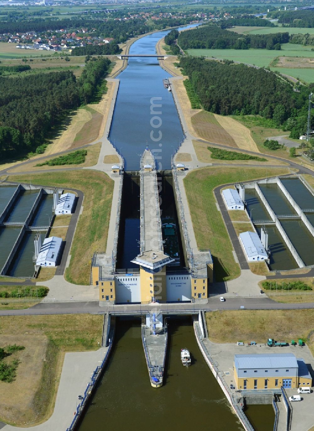 Hohenwarthe from the bird's eye view: Locks - plants on the banks of the waterway of the Elbe-Havel-Kanales in Hohenwarthe in the state Saxony-Anhalt