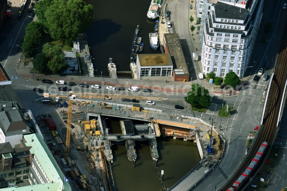 Hamburg from the bird's eye view: Locks - plants on the banks of the waterway of the Elbe on Schaartorbruecke in Hamburg, Germany